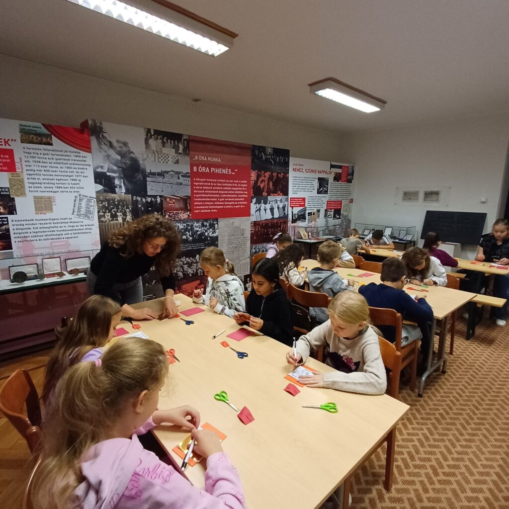 A miskolci Bársony János Római Katolikus Általános Iskola alsó tagozatos diákjai és pedagógusaik voltak vendégeink a felsőhámori Kohászati Múzeumban pénteken, 2025. szeptember 26-án. A miskolci Bársony János Római Katolikus Általános Iskola alsó tagozatos diákjai és pedagógusaik voltak vendégeink a felsőhámori Kohászati Múzeumban pénteken, 2025. szeptember 26-án.