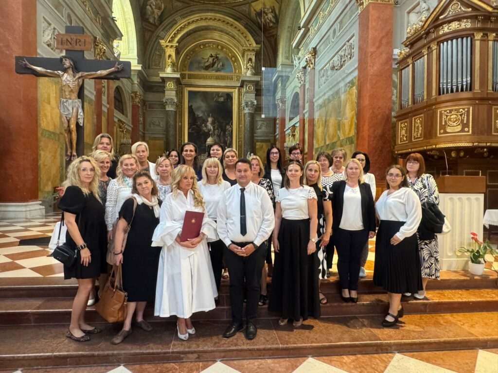 augusztus 26-án az egri Bazilikában került sor az Egri Főegyházmegye fenntartásában működő köznevelési és szakképző intézmények lelkipásztorai, igazgatói, főigazgatói, pedagógusai részvételével a tanévnyitó Veni Sanctéra. augusztus 26-án az egri Bazilikában került sor az Egri Főegyházmegye fenntartásában működő köznevelési és szakképző intézmények lelkipásztorai, igazgatói, főigazgatói, pedagógusai részvételével a tanévnyitó Veni Sanctéra.